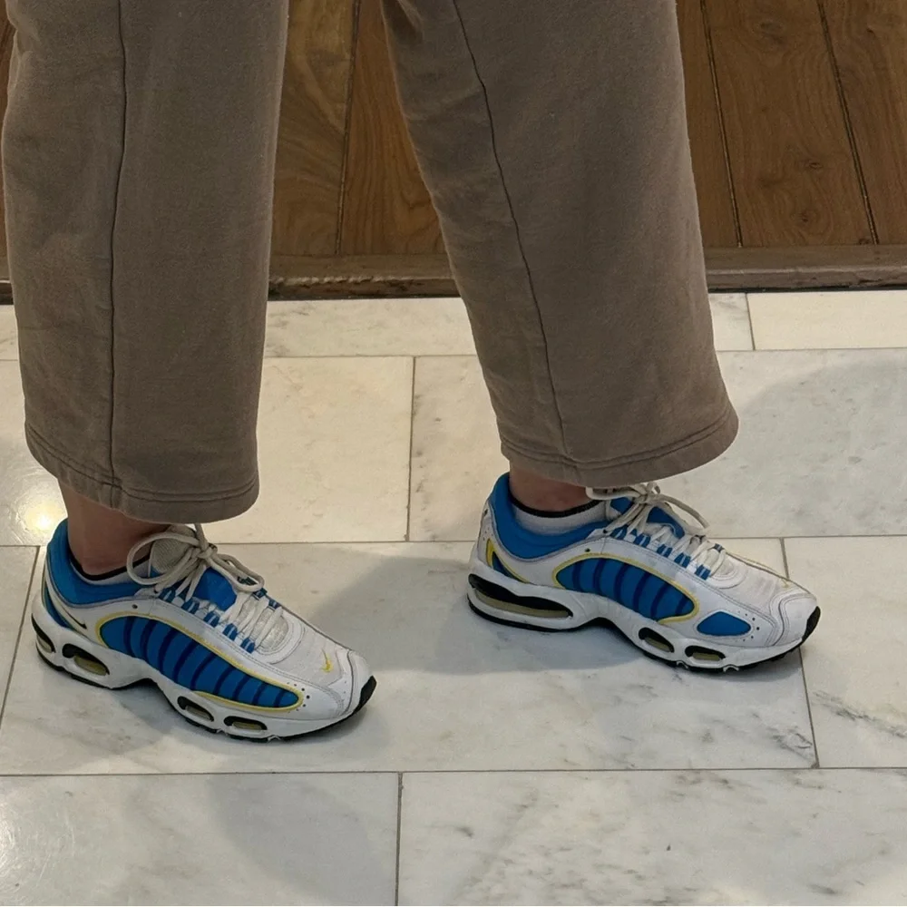 Nike AirMax TailWind 4 Size 8 Men’s and 9.5 Women’s